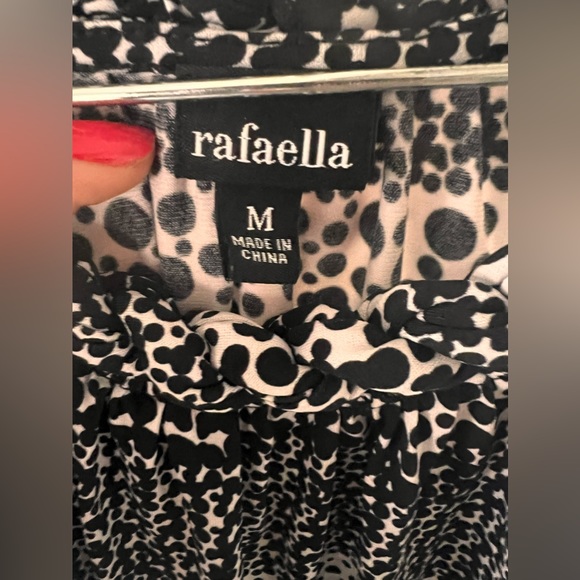 Flowing Halter Top With Cool Dot Design - Picture 4 of 4